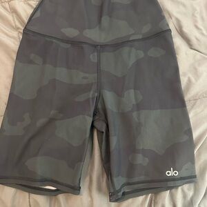ALO Yoga Women's Black Camo Bike Shorts